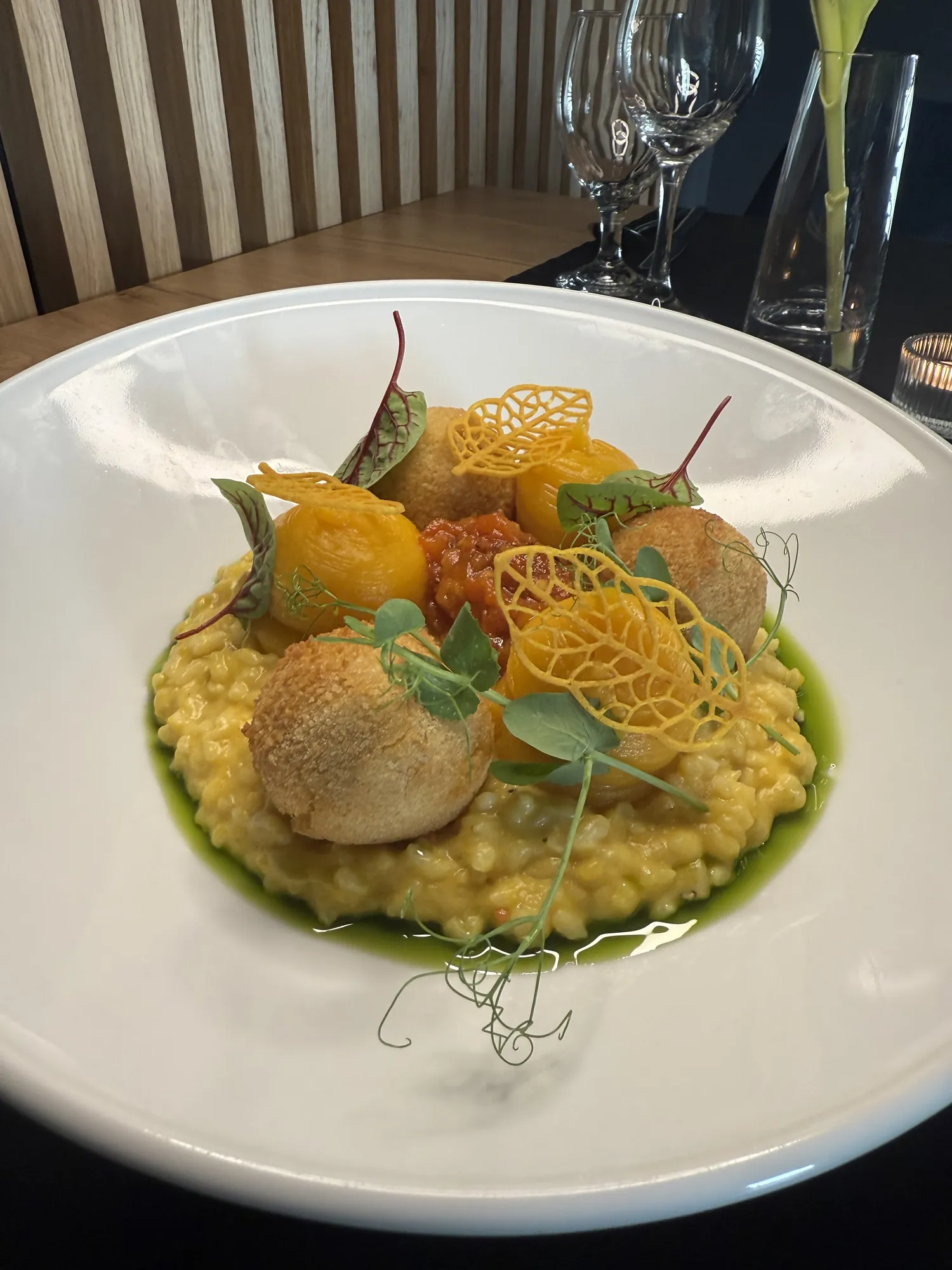 Danie ryżowe w serwisie restauracyjnym