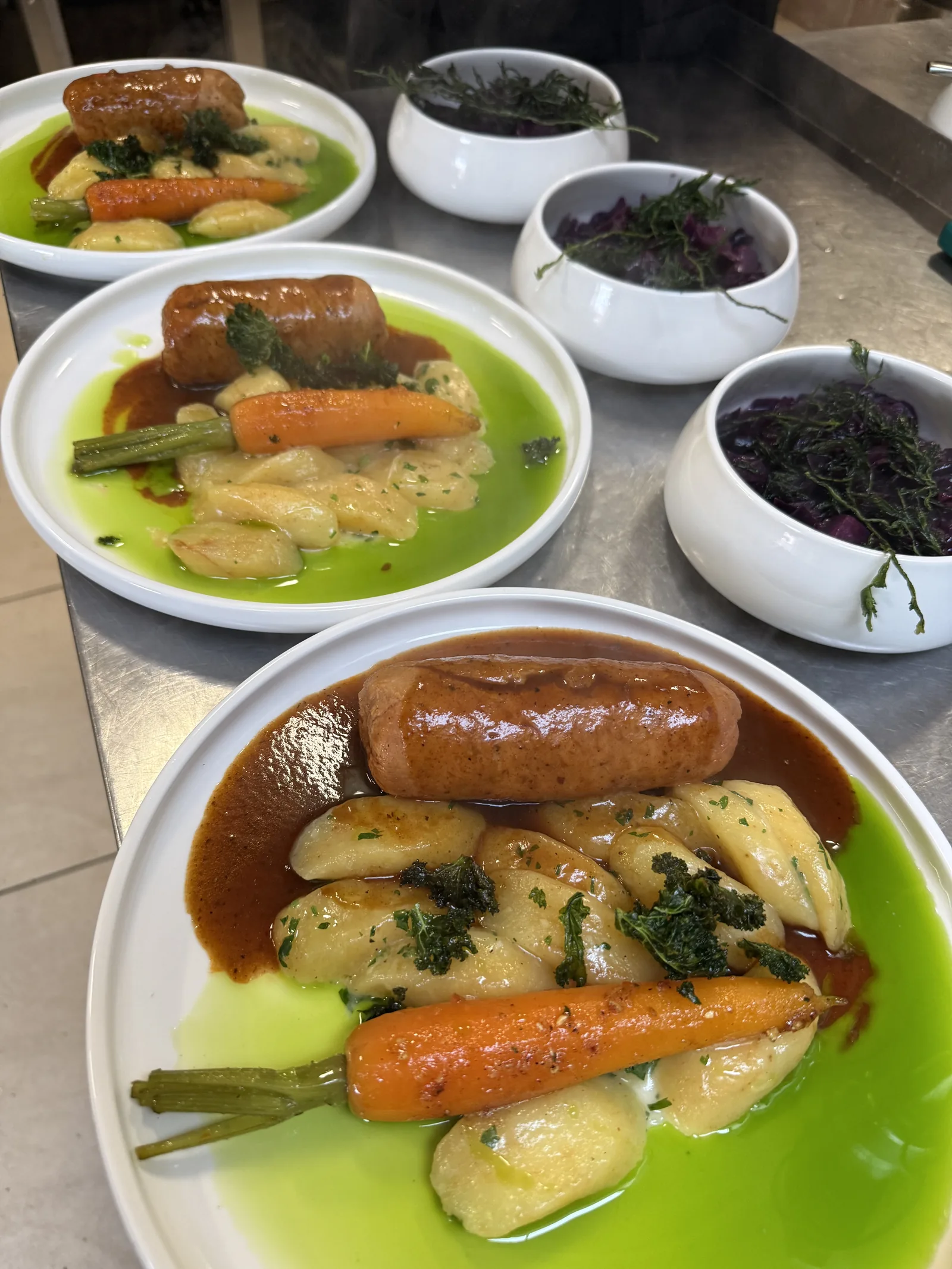 Porcje kuchni europejskiej przygotowane podczas szkolenia