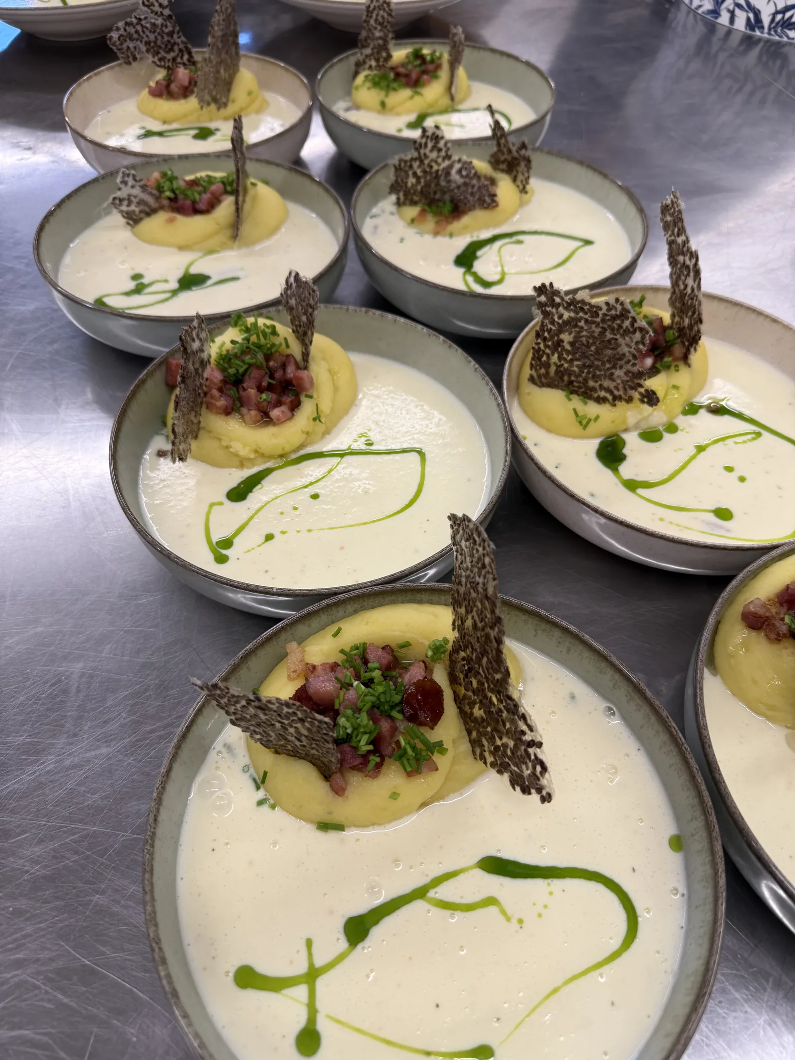 Serwis dań w kuchni restauracyjnej
